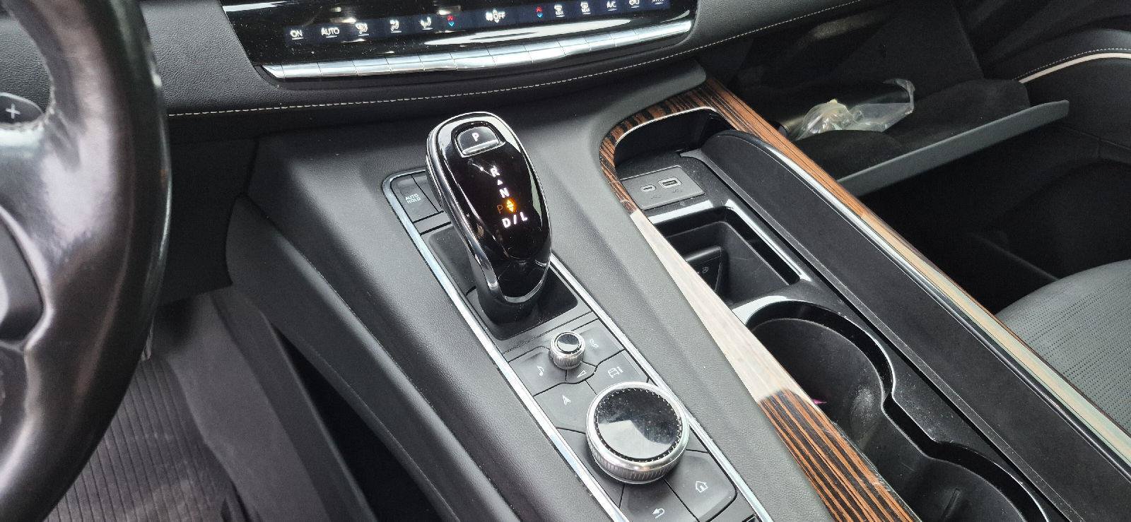 Used 2023 Cadillac Escalade ESV Premium Luxury w/ LPO, Floor Liner Package AWD/4WD image 11