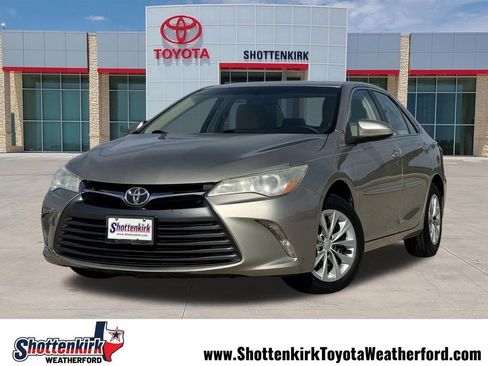 Used 2016 Toyota Camry LE FWD image 1