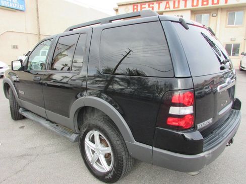 Used 2006 Ford Explorer XLT image 4
