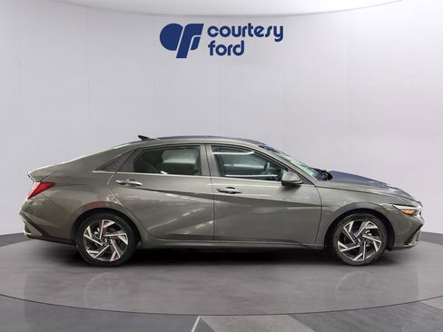 Used 2025 Hyundai Elantra SEL FWD image 8