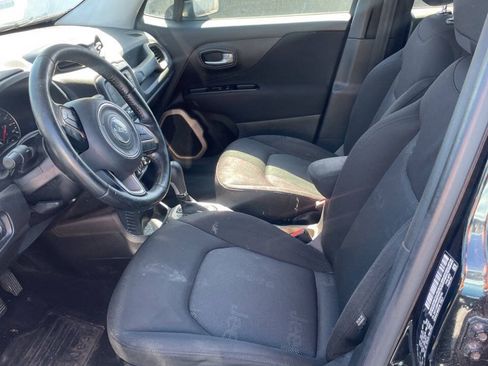 Used 2017 Jeep Renegade Latitude FWD image 3