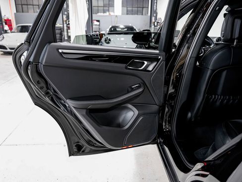 Used 2024 Porsche Macan AWD/4WD image 30