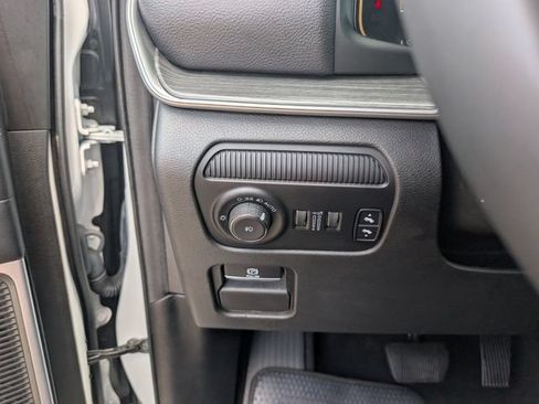 Used 2024 Jeep Wagoneer L Series II RWD image 11