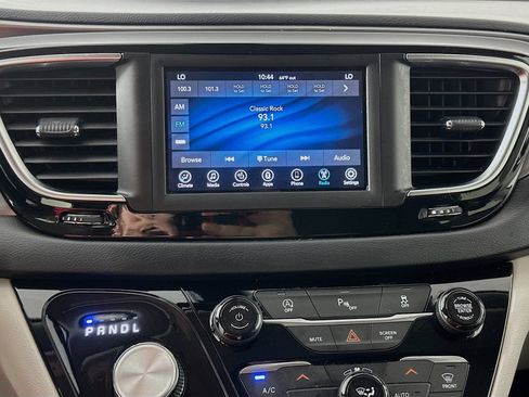 Used 2020 Chrysler Pacifica Touring-L FWD image 14