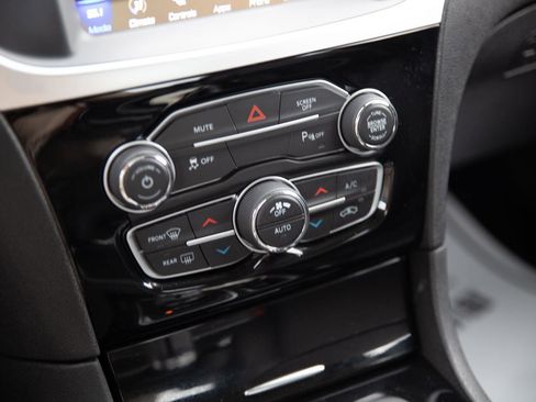 Used 2023 Chrysler 300 Touring L image 14