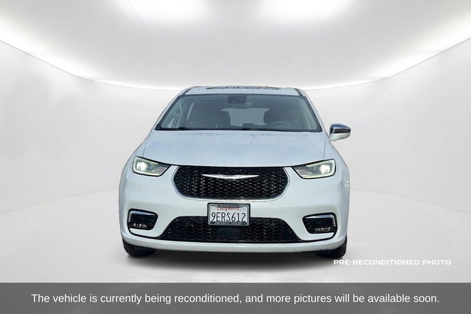 Used 2022 Chrysler Pacifica Limited FWD image 2