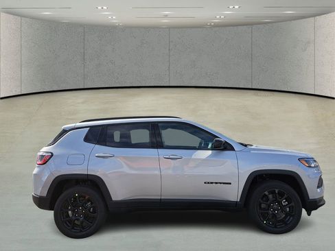 New 2026 Jeep Compass Latitude image 4
