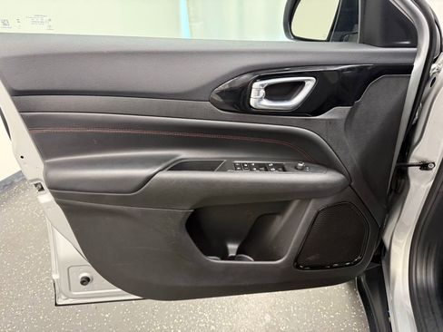 Used 2025 Jeep Compass Trailhawk AWD/4WD image 9