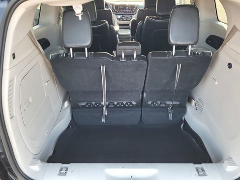 Used 2023 Chrysler Pacifica Limited FWD image 8