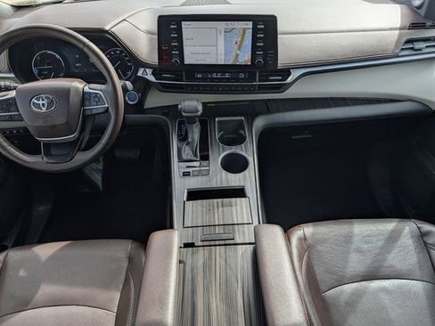 Certified 2023 Toyota Sienna Platinum image 11