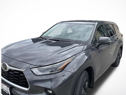 Used 2021 Toyota Highlander LE AWD/4WD image 1