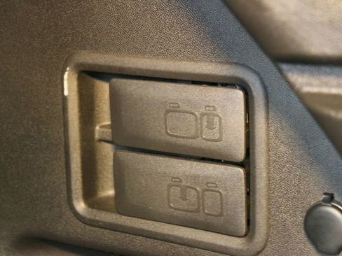 Used 2020 Chevrolet Equinox LT w/ Driver Convenience Package image 16