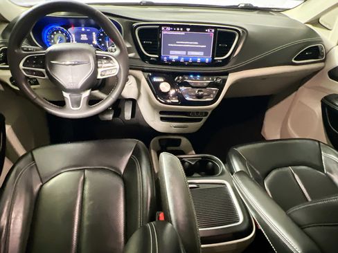 Used 2023 Chrysler Pacifica Touring-L image 30