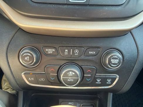 Used 2015 Jeep Cherokee Latitude w/ Comfort/Convenience Group AWD/4WD image 31