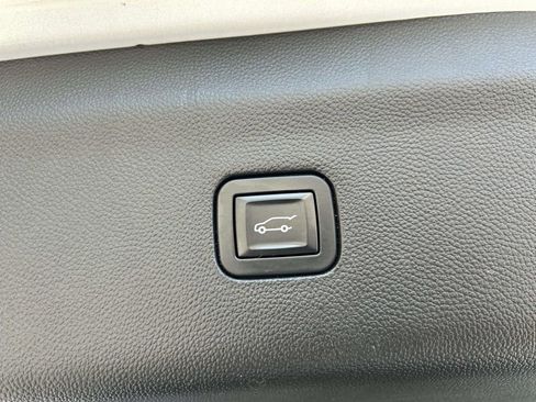 Used 2020 Buick Enclave Essence w/ Sound and Sites Package AWD/4WD image 18