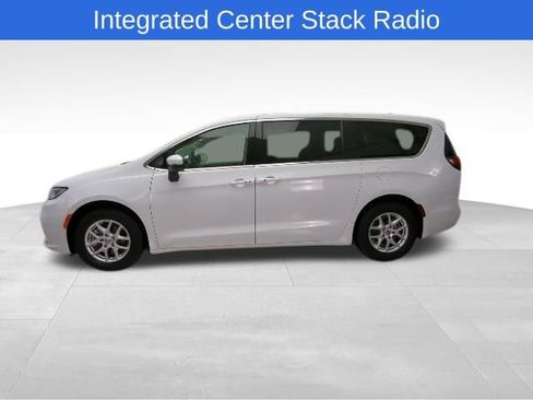Used 2023 Chrysler Pacifica Touring-L FWD image 4