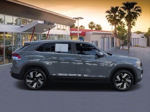 Used 2024 Volkswagen Atlas Cross Sport SE FWD image 2