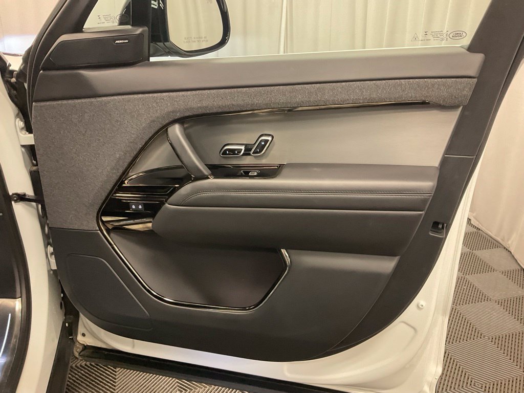 Used 2025 Land Rover Range Rover Sport SE AWD/4WD image 28