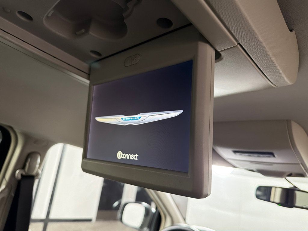 Used 2013 Chrysler Town & Country Touring FWD image 24