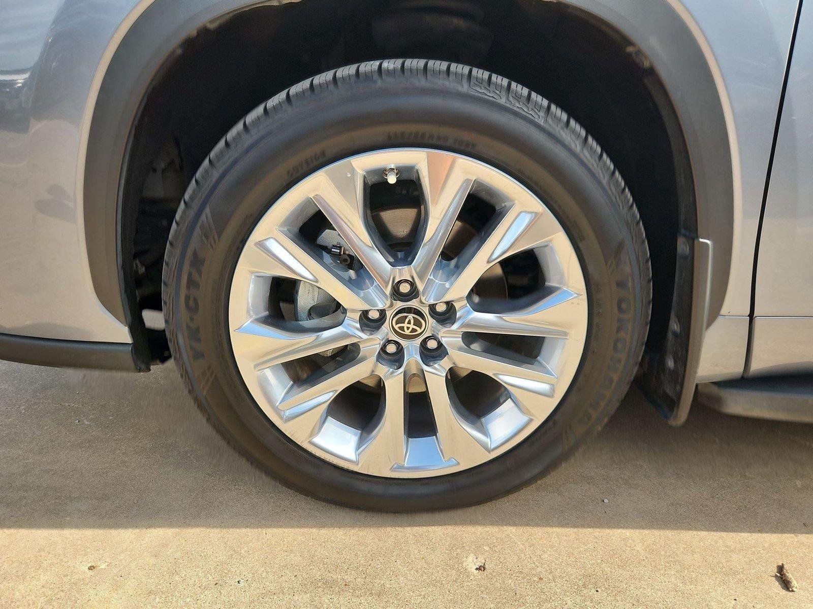 Used 2021 Toyota Highlander Limited FWD image 33