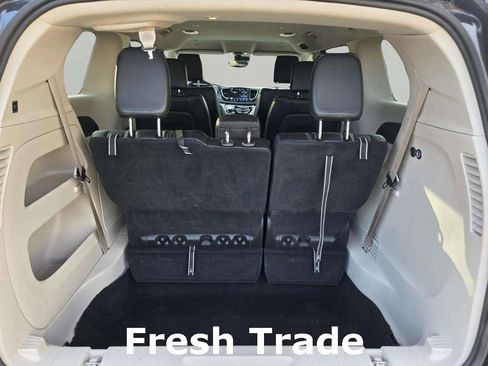 Used 2024 Chrysler Pacifica Touring-L image 7
