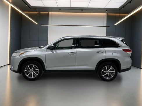Used 2019 Toyota Highlander XLE image 3