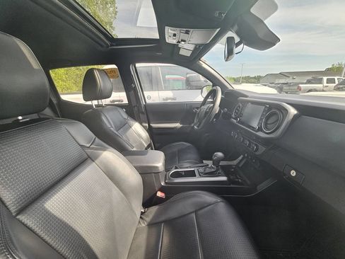 Used 2020 Toyota Tacoma TRD Sport AWD/4WD image 4