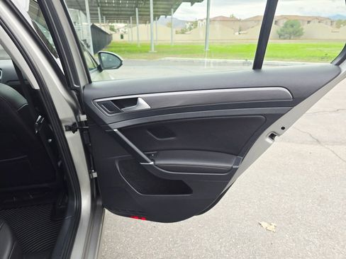 Used 2018 Volkswagen Golf SE image 30