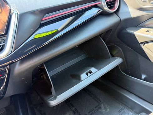 Used 2025 Chevrolet Trax RS w/ Sunroof Package image 23