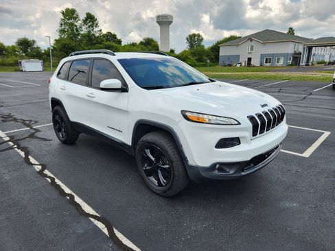 Used 2018 Jeep Cherokee Latitude w/ Altitude Package image 9