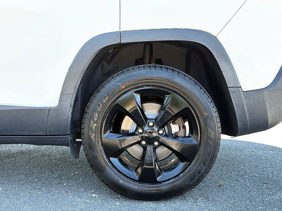 Used 2016 Jeep Cherokee Latitude w/ Cold Weather Group AWD/4WD image 24