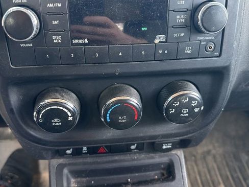 Used 2014 Jeep Patriot Latitude AWD/4WD image 17