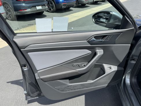 Used 2025 Volkswagen Jetta SE w/ Sunroof Package FWD image 13