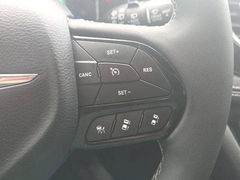 Used 2023 Chrysler Pacifica Limited w/ Uconnect Theater Family Group image 45