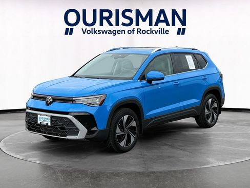 Used 2025 Volkswagen Taos SE w/ Panoramic Sunroof Package AWD/4WD image 2