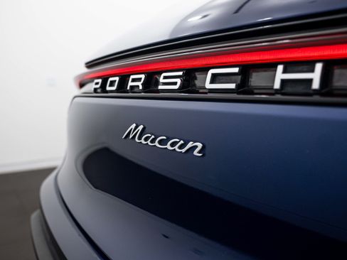 Certified 2024 Porsche Macan AWD/4WD image 25