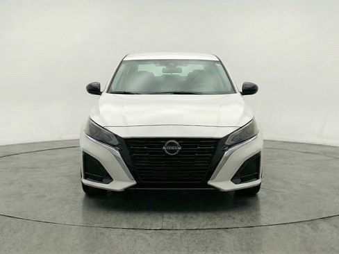 Used 2025 Nissan Altima 2.5 SV FWD image 2