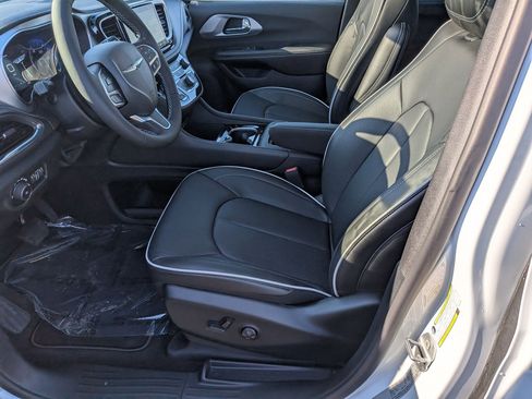 New 2026 Chrysler Pacifica Limited image 12