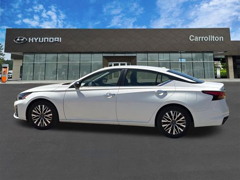 Used 2025 Nissan Altima 2.5 SV FWD image 8