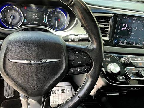 Used 2020 Chrysler Pacifica Touring-L Plus w/ Advanced Safetytec Group FWD image 19