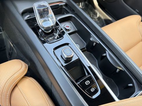 Used 2025 Volvo XC60 B5 Ultra w/ Protection Package Premier image 17