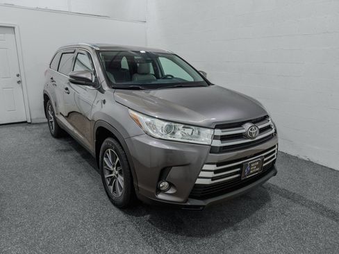 Used 2019 Toyota Highlander XLE AWD/4WD image 2