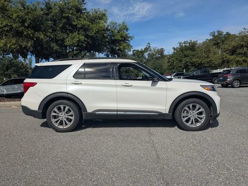 Used 2024 Ford Explorer XLT w/ Equipment Group 202A RWD image 2