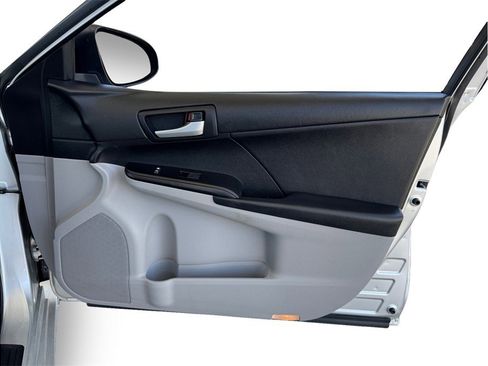 Used 2012 Toyota Camry LE FWD image 17