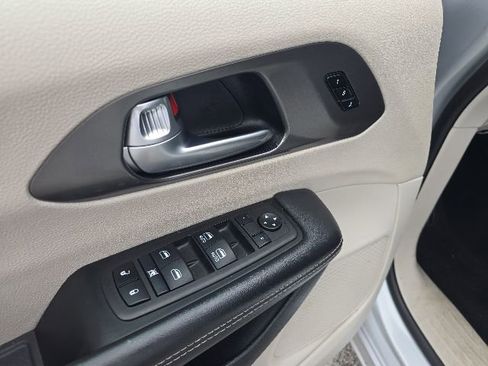 Used 2024 Chrysler Pacifica Touring-L FWD image 12