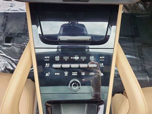 Used 2024 Porsche Cayenne Coupe image 16