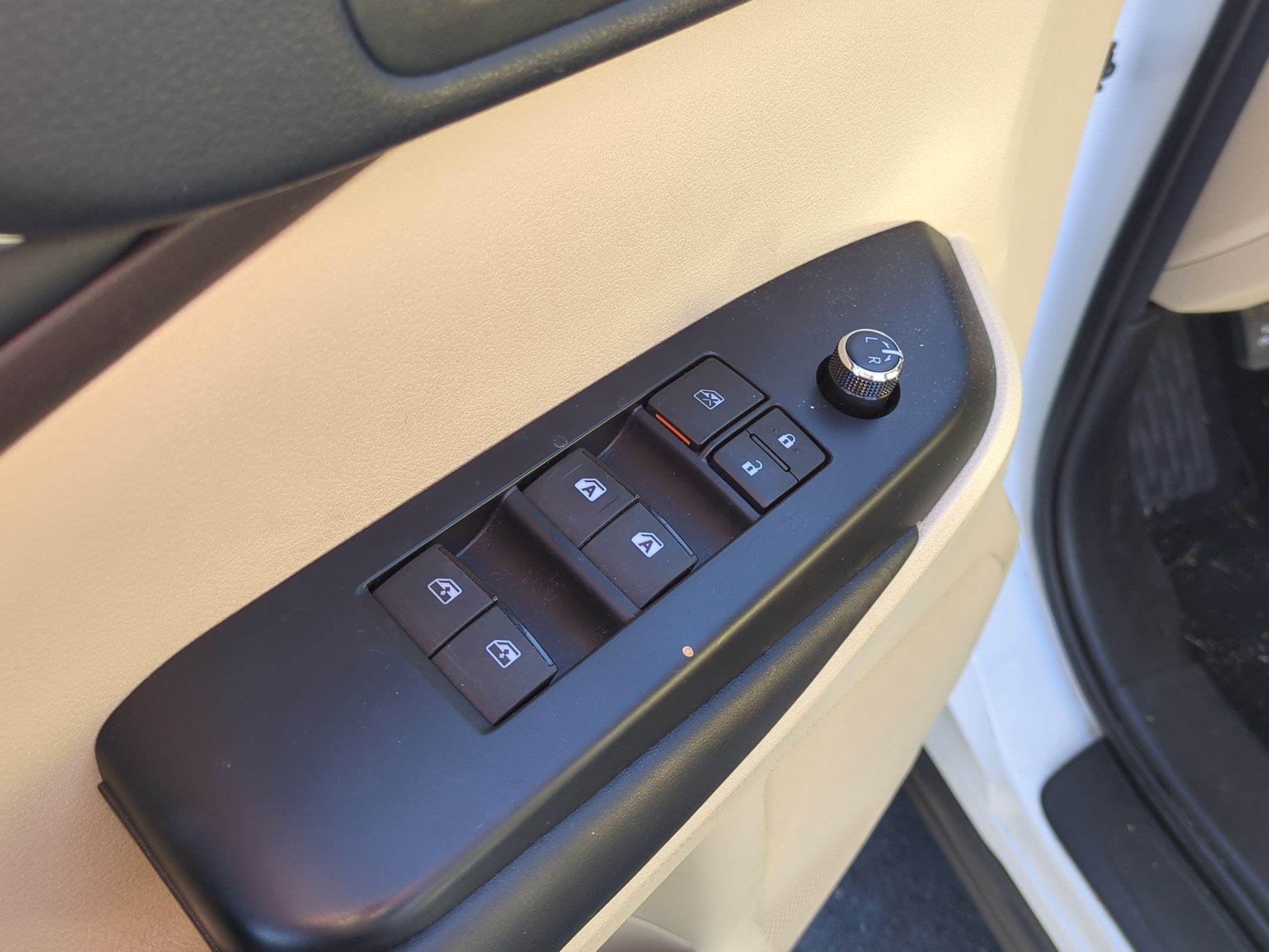 Used 2018 Toyota Highlander XLE AWD/4WD image 14
