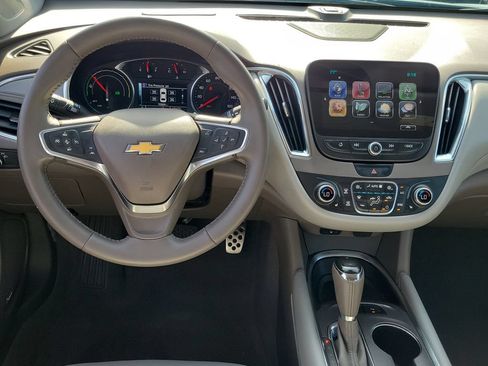 Used 2017 Chevrolet Malibu Hybrid w/ Leather Package FWD image 4