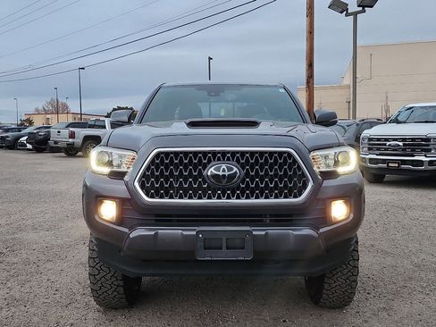 Used 2018 Toyota Tacoma TRD Sport image 3