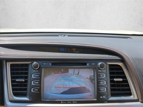 Used 2019 Toyota Highlander XLE FWD image 11